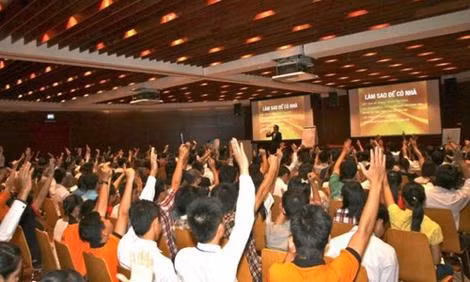 9. Khóa học làm giàu, khóa học phát triền kỹ năng: Đã có nhiều chỉ trích trên các mặt báo về sự vô dụng của những buổi đào tạo kỹ năng như vậy. Tony Robbins trở thành triệu phú nhờ bán vé giá cao trong những buổi nói chuyện của mình. Trước khi trả tiền cho những khóa học phát triển động lực hay kỹ năng bản thân, bạn nên xem kỹ tiểu sử của những tỷ phú nổi tiếng, bạn sẽ khó tìm thấy một người giàu có nhờ cách tham gia những buổi học làm giàu.