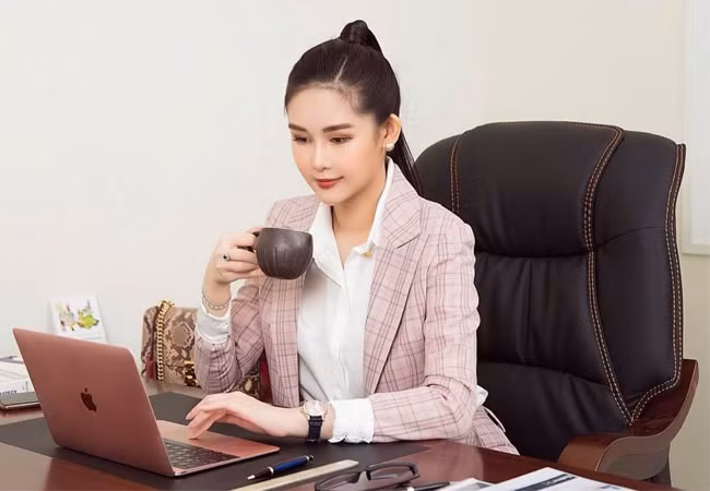 Lê Âu Ngân Anh được cư dân mạng ưu ái đặt cho biệt danh "Cô giáo hàng hiệu" nhờ gu thời trang gợi cảm khi lên giảng đường. Cô từng diện set vest màu hồng kẻ caro kết hợp áo sơ mi trắng đơn giản với điểm nhấn là chiếc đồng kim cương Chorpad nửa tỷ đồng.