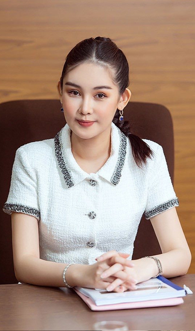 Ngân Anh chia sẻ, cô cảm thấy may mắn vì bản thân mình có khung xương nhỏ, vóc dáng cân đối và đặc biệt là có nước da trắng hồng được thừa hường từ mẹ.