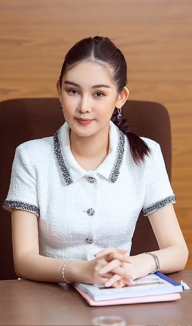 Ngân Anh chia sẻ, cô cảm thấy may mắn vì bản thân mình có khung xương nhỏ, vóc dáng cân đối và đặc biệt là có nước da trắng hồng được thừa hường từ mẹ.