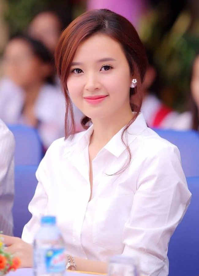 Midu luôn xuất hiện với gương mặt xinh đẹp cùng gu mặc thanh lịch, đặc biệt là trang phục có màu sắc tối giản.