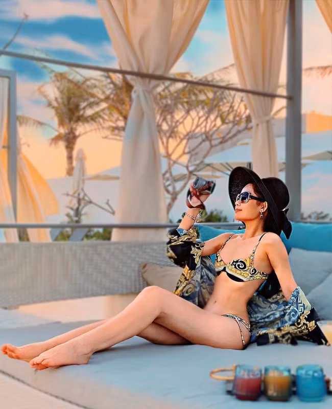 Đặc biệt là phong cách thời trang thanh lịch khi lên giảng đường, khai thác tuyệt đối vẻ đẹp hình thể gợi cảm, với những bộ trang phục đến từ thương hiệu danh tiếng kết hợp phụ kiện lên đến cả tỷ đồng.