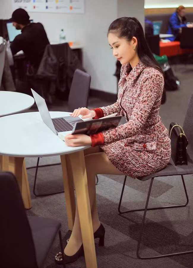 Theo dõi trang cá nhân của Lê Âu Ngân Anh có thể thấy, tông màu pastel được cô thường xuyên chưng diện.