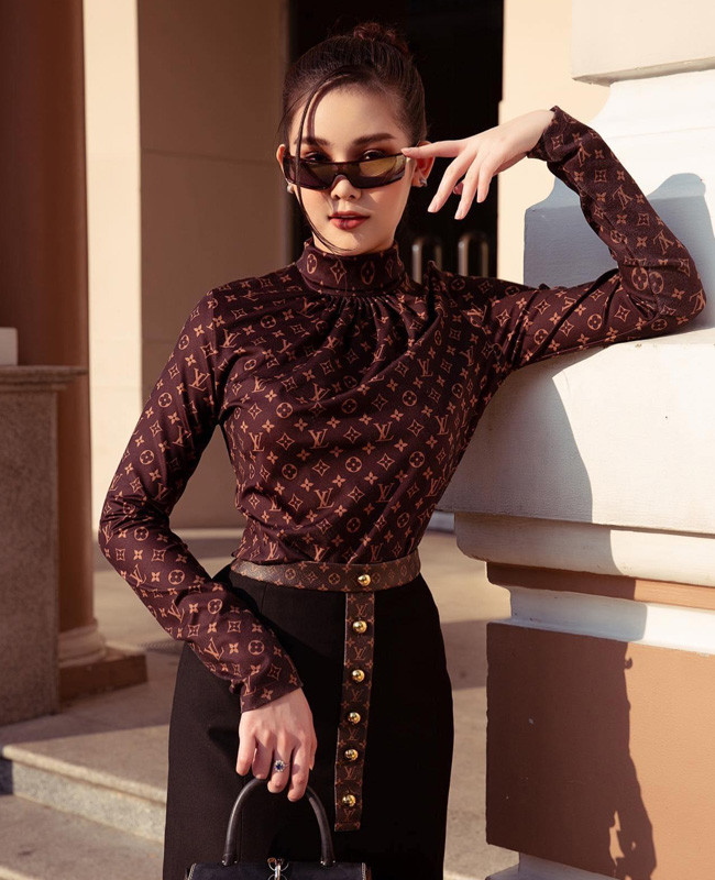 Lê Âu Ngân Anh nhận được nhiều lời khen bởi sự chỉn chu, tinh tế trong cách phối đồ. Ngay cả khi dạy học ở nhà, cô cũng khiến nhiều người ngưỡng mộ bởi những outfit sang, xịn.