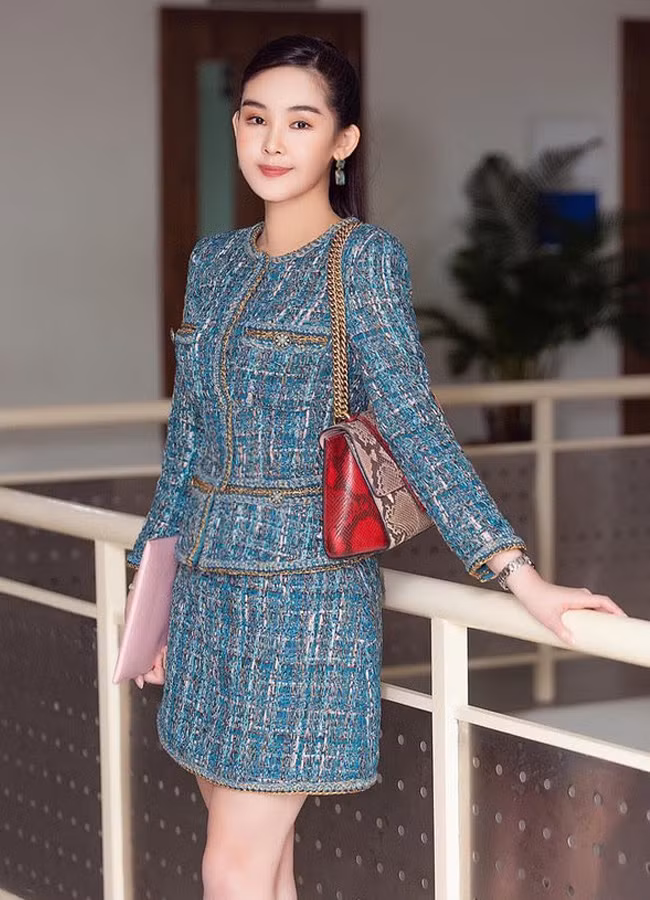 "Người ta thường nói dát vàng lên người hay phủ đồ hiệu lên người chưa chắc đã sang nếu mình không có tư duy về cách dùng và hoàn cảnh sử dụng nó", cô tâm sự.