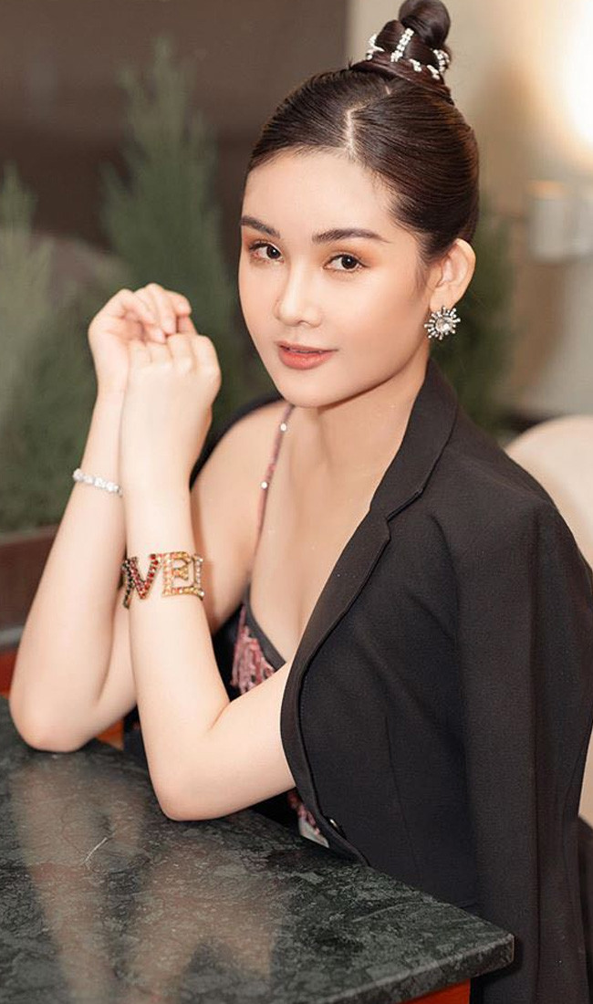 "Tôi không phải gì ép mình vào các thực đơn giảm cân, giữ dáng hay các buổi tập luyện nặng để đốt cháy các vùng mỡ thừa trên cơ thể", Ngân Anh nói.