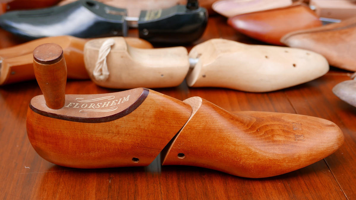 Giu giay the nao... khong bi moc, chang mat form?-Hinh-2