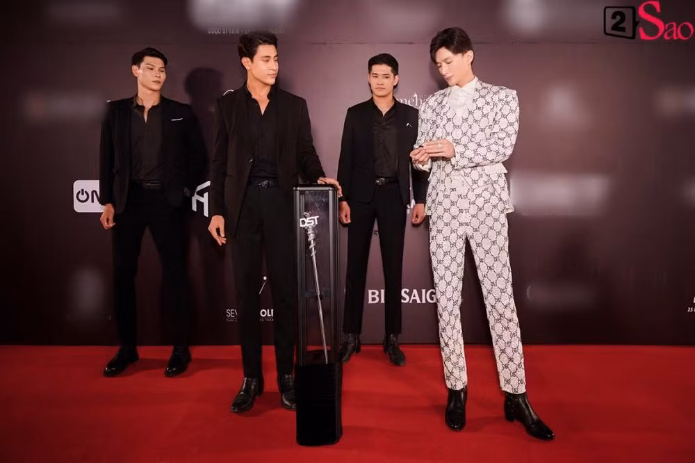 Quyen truong 1.201 vien kim cuong cua Duoc si Tien gia bao nhieu?-Hinh-2