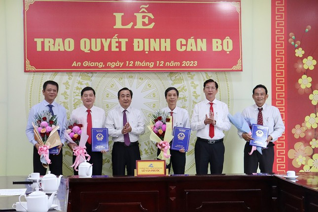 Ngày 12/12, UBND tỉnh An Giang quyết định bổ nhiệm Phó Giám đốc Sở Xây dựng An Giang Nguyễn Quốc Cường, giữ chức Giám đốc Sở Xây dựng với thời hạn bổ nhiệm 5 năm. Điều động, bổ nhiệm Phó Chủ tịch UBND TP. Châu Đốc Nguyễn Trung Thành, giữ chức Phó Giám đốc Sở Văn hóa, Thể thao và Du lịch An Giang với thời hạn bổ nhiệm 5 năm.