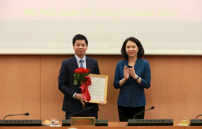 Ngày 14/12, UBND TP. Hà Nội công bố quyết định bổ nhiệm ông Phạm Quốc Toản (sinh năm 1973) - Trưởng phòng Quản lý thi và Kiểm định chất lượng giáo dục, Sở GD&amp;ĐT Hà Nội, giữ chức vụ Phó Giám đốc Sở GD&amp;ĐT Hà Nội. Thời hạn bổ nhiệm 5 năm.