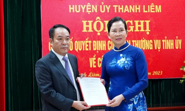 Chiều 14/12, Huyện ủy Thanh Liêm, Hà Nam tổ chức Hội nghị công bố Quyết định của Ban Thường vụ Tỉnh ủy về chuẩn y Bí thư Huyện ủy Thanh Liêm nhiệm kỳ 2020-2025 đối với ông Hoàng Mạnh Dũng, Phó Bí thư Huyện ủy, Chủ tịch UBND huyện Thanh Liêm.