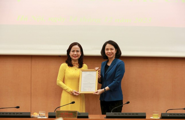 UBND TP. Hà Nội cũng công bố quyết định điều động bà Vương Hương Giang (sinh năm 1979) - Trưởng Phòng GD&amp;ĐT quận Hoàn Kiếm, nhận công tác tại Sở GD&amp;ĐT Hà Nội; bổ nhiệm giữ chức vụ Phó Giám đốc Sở GD&amp;ĐT Hà Nội.