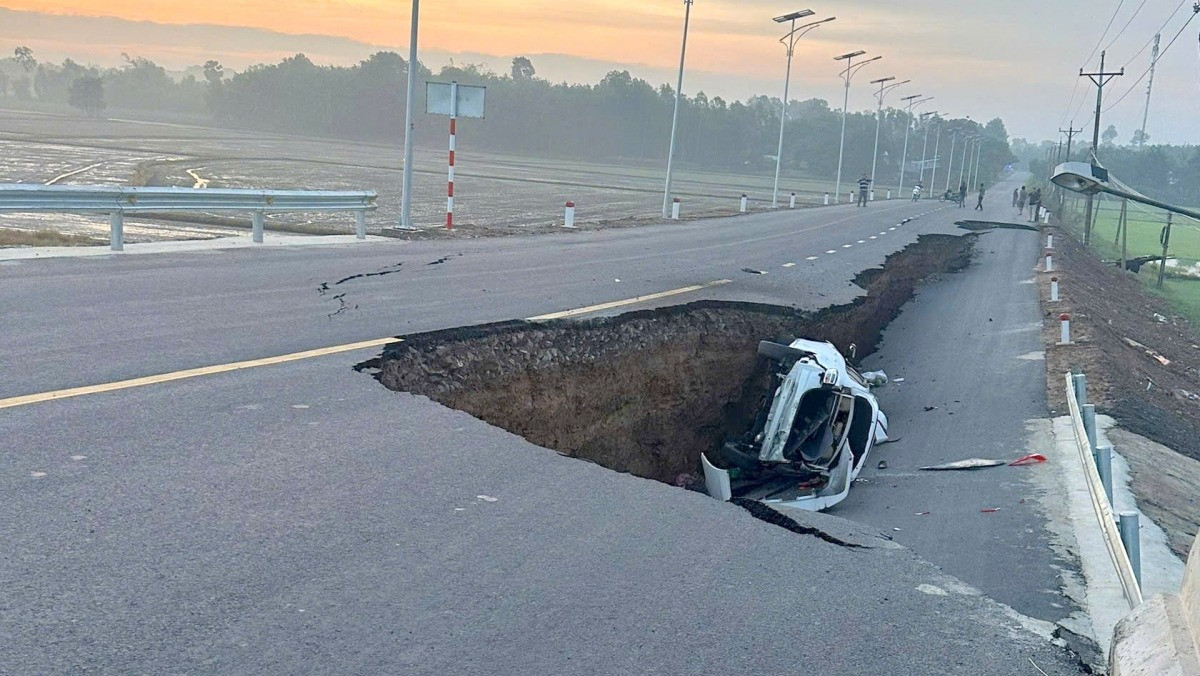 Sut lun duong dan len cau Hoa Binh, nhieu o to, xe may bi 