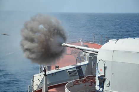 Pháo hải quân hạng nặng AK-100 cỡ 100mm trên tàu Hetman khai hỏa.