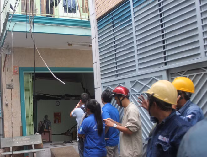 Anh Nguyễn Hoàng Vũ (con trai bà Con) chỉ kịp chạy vội lên lầu 1 cõng mẹ chạy ra khỏi nhà trước khi căn nhà này bị lún xuống rạch.