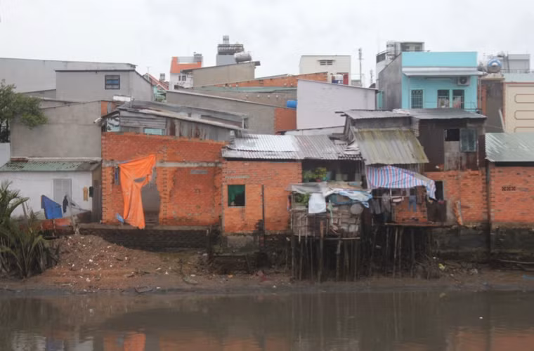 Sự cố cũng làm hàng chục căn nhà khác bên cạnh rạch Hiệp Ân bị nứt, có nguy cơ đổ sập...