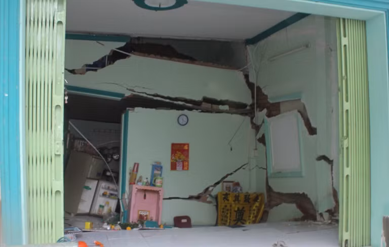 Sáng ngày 21/9, 2 mẹ con bà Phụng Thị Kim Con (54 tuổi), đang ngủ tại căn nhà trọ ở hẻm 283 đường Bông Sao (cạnh con rạch Hiệp Ân), phường 5, quận 8-TPHCM thì bất ngờ nghe tiếng kêu răng rắc...