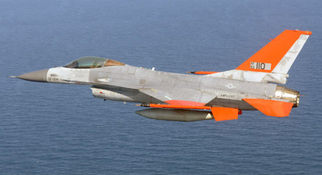 Mẫu QF-16 không người lái bay thử nghiệm.