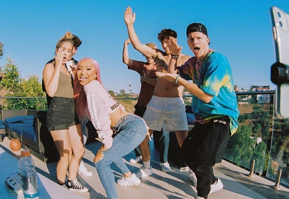 Nhom YouTuber tai My to bi ep dong cac canh tinh cam