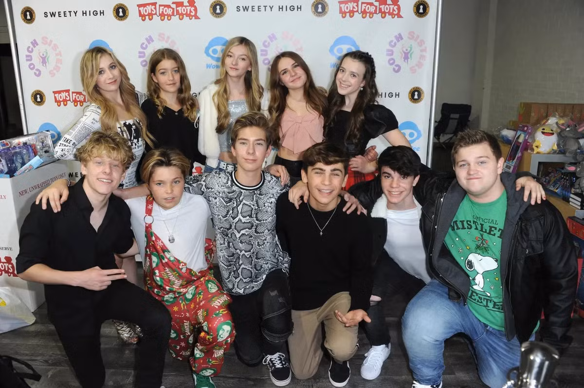 Nhom YouTuber tai My to bi ep dong cac canh tinh cam-Hinh-3