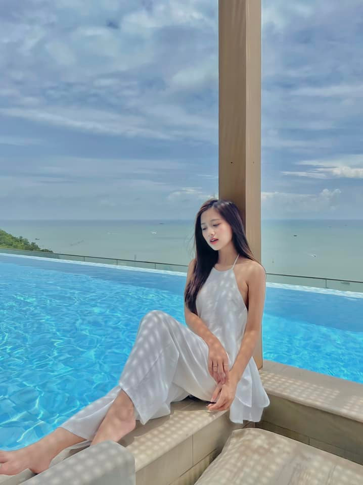 Thu Hương nhận được nhiều lời khen vì sở hữu gương mặt thanh tú, vóc dáng nóng bỏng.