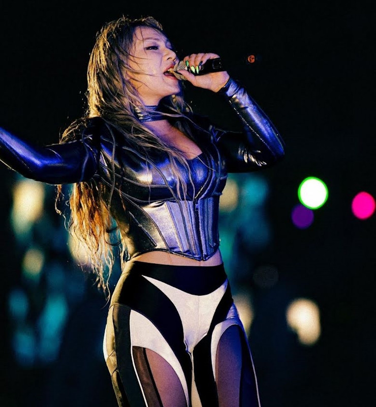 CL (tên thật: Lee Chae Rin) khoe đường cong gợi cảm trong bộ đầm đen ánh bạc ôm sát cơ thể. Vì có chất liệu khá dày và tối màu nên trong tình trạng ướt nhẹp cô vẫn trông đầy gợi cảm và kín đáo. 