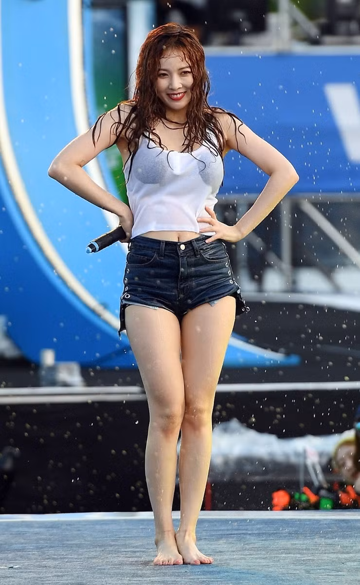 Tuy nhiên, trong nhiều khoảnh khắc, nữ ca sĩ lại liên tục nhảy, lắc hông gây phản cảm. Nhiều người dành lời khen ngợi cho phần trình diễn vì kỹ năng hát live, vũ đạo điêu luyện nhưng cũng bày tỏ mong muốn cô nên tiết chế lại trong cách ăn mặc.