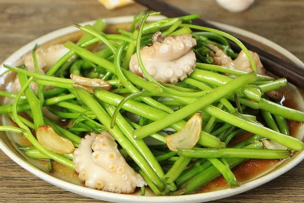 Rau quoc dan gia re o Viet Nam, nhung o Nhat cuc dat