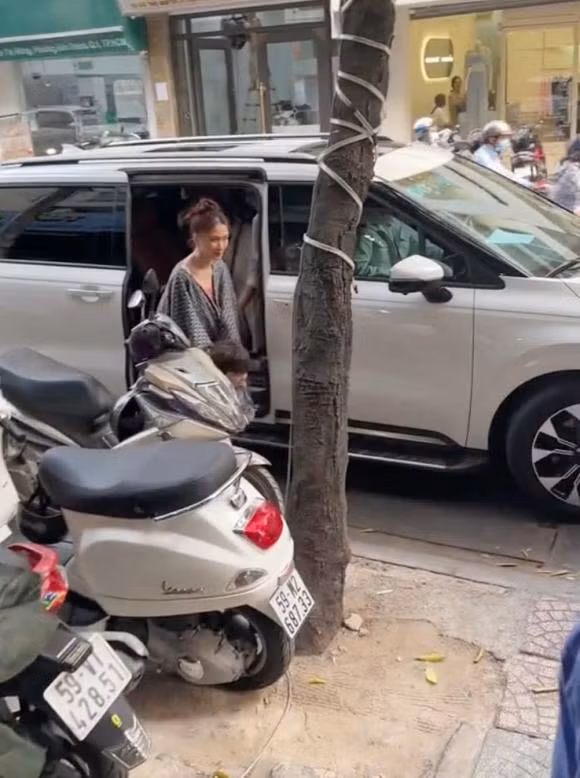 br/> Mới đây, trên mạng xã hội TikTok đã đăng tải đoạn clip về Hòa Minzy và con trai cưng là bé Bo. Hai mẹ con nữ ca sĩ đã đến một tiệm hớt tóc quen để tút tát lại vẻ ngoài. 