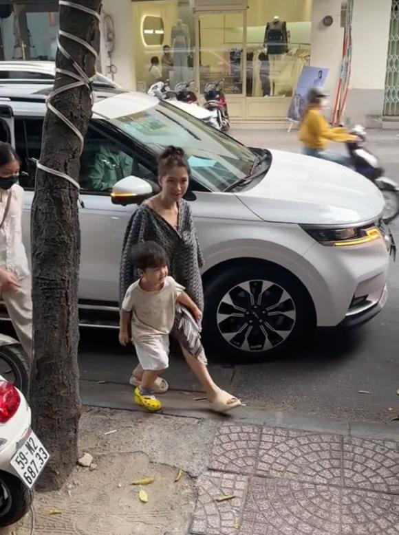 Ngay từ khi cô và quý tử bước xuống xe đã được chủ tiệm ra đón với sự niềm nở. Nhiều người qua đường cũng nhận ra sự xuất hiện của hai mẹ con nổi tiếng này.