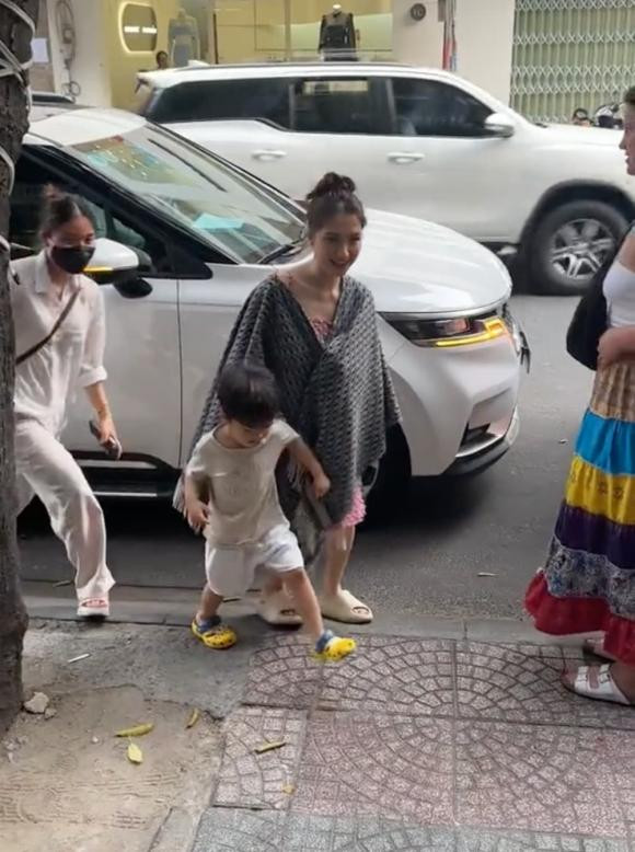 Hòa Minzy ăn diện khá đơn giản. Cô choàng khăn để tránh những khoảnh khắc hớ hênh do diện áo dây.