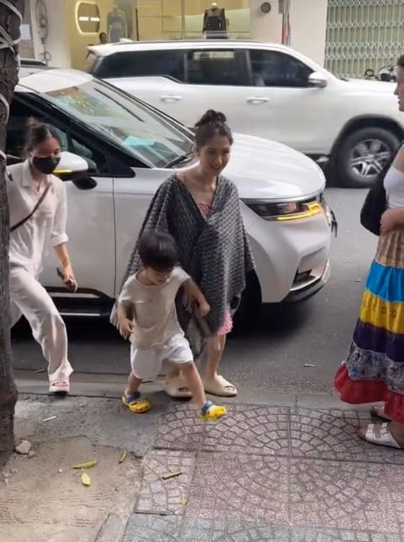 Hòa Minzy ăn diện khá đơn giản. Cô choàng khăn để tránh những khoảnh khắc hớ hênh do diện áo dây.