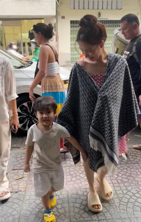 Có vẻ như việc chạy show khá nhiều cũng như phải bán hàng online và chăm sóc con cái đã khiến nữ ca sĩ thiếu sự chăm sóc cho sức khỏe bản thân.