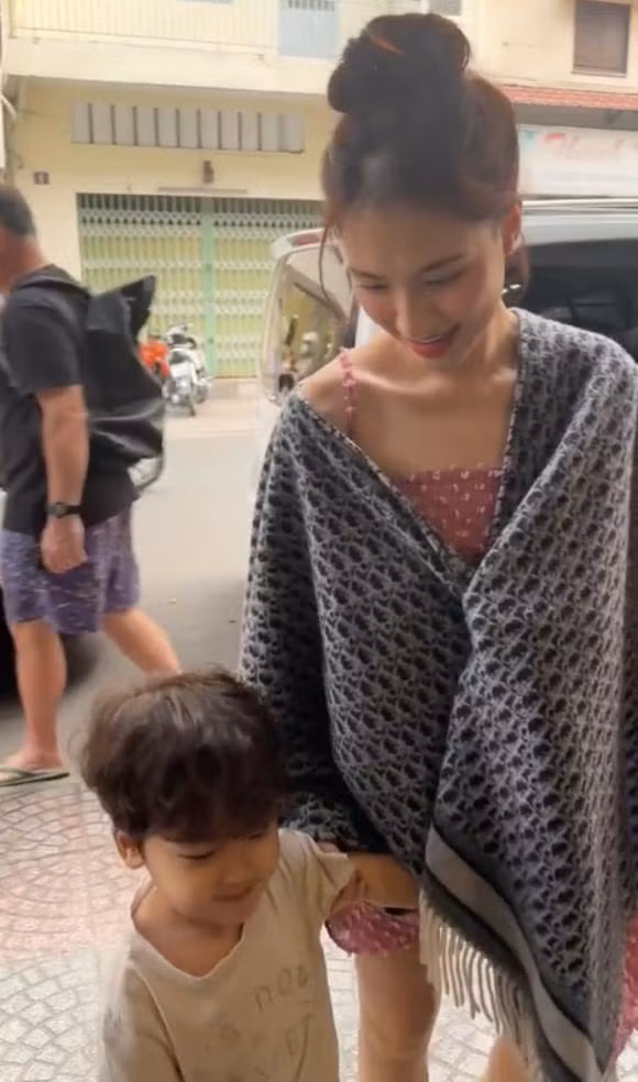 Chia sẻ này của cô làm dân tình bất ngờ vì không tin được là giữa cô và Minh Hải đã có một con trai chung nhưng cả hai vẫn chưa từng là vợ chồng hợp pháp.