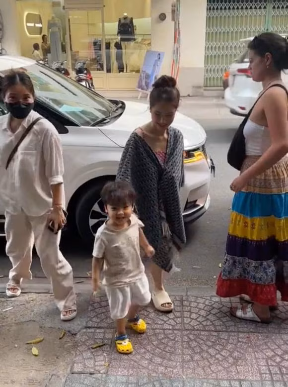 Nhan sắc của nữ ca sĩ vô cùng rạng rỡ và ngọt ngào. Tuy nhiên, phần xương cổ lại lộ mồn một khiến cô trông cực gầy gò đến mức báo động. 