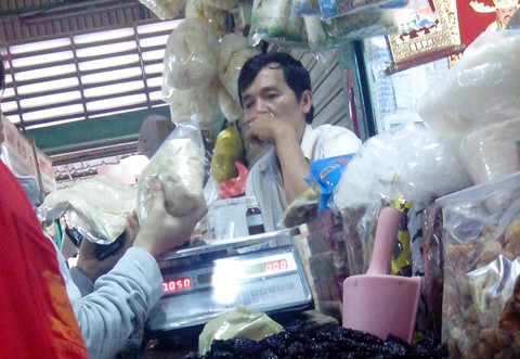 Bột gelatin được bán tại chợ Lớn, chợ Kim Biên, TPHCM.