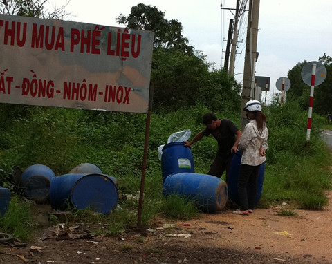 Người dân lựa mua những loại thùng này về sử dụng.