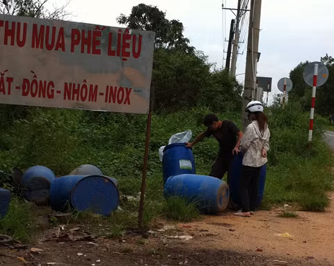 Người dân lựa mua những loại thùng này về sử dụng. Người dân lựa mua những loại thùng này về sử dụng.