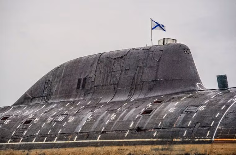 Phần thân một trong 2 tàu ngầm hạt nhân tấn công nhìn đã khá cũ kỹ. Chúng đều đã đưa vào phục vụ cách đây trên dưới 10 năm nên điều này cũng là không quá lạ.