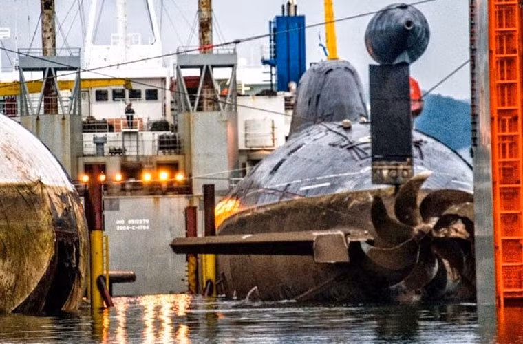 Trong ảnh là 2 chiếc tàu ngầm cỡ 13.400 tấn (khi lặn), dài 113,3m được chuyên chở trên chiếc tàu siêu trường siêu trọng của Hà Lan.