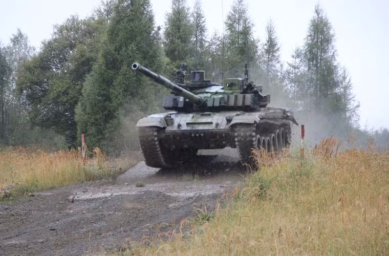 T-72M4 phi nước đại trên địa hình không bằng phẳng.