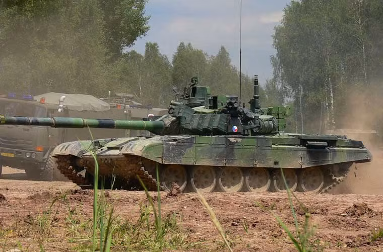 Đặc biệt, T-72M4 được trang bị hệ thống cảnh báo lade cho phép phát hiện khi chiếc xe bị chiếu chùm tia lade (dẫn đường tên lửa chống tăng), xác định hướng đe dọa và phóng lựu đạn khói đối phó.
