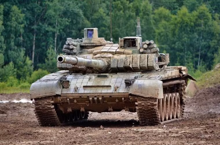 Về mặt giáp bảo vệ, T-72M4 được trang bị giáp phức hợp và giáp phản ứng nổ DYNA do ba Lan phát triển cho khả năng kháng chịu đạn chống tăng nổ mạnh HEAT, đạn xuyên có guốc giảm cỡ nòng ổn định cánh đuôi (APFSDS), đạn nổ nén (HESH).