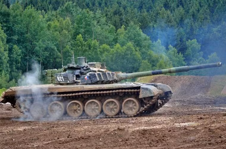 Về mặt hỏa lực, cơ bản thì T-72M4 vẫn dùng pháo nòng trơn tiêu chuẩn cũ của T-72 - 2A46 125mm nhưng bổ sung thêm hệ thống quy chiếu nòng pháo giúp tăng độ chính xác. Hỏa lực phụ gồm một đại liên đồng trục 7,62mm và đại liên phòng không 12,7mm (do trưởng xe điều khiển).