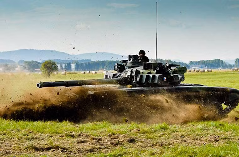 Về động cơ, T-72M4 sử dụng động cơ diesel tua bin tăng áp CV12-1000 TCA công suất 1.200 mã lực, vốn cũng được sử dụng trên xe tăng Challenger 2 của Anh cho phép giảm tiêu thụ nhiên liệu, nhưng tăng được hiệu suất.