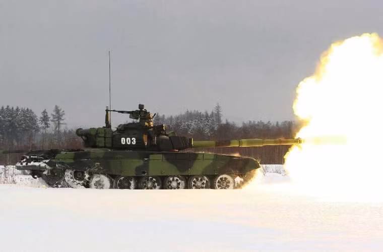 Theo một số nguồn tin, T-72M4 có thể phát hiện mục tiêu ban đêm cách xa 4.200m, nhận dạng mục tiêu ở tầm 2.100m. Điều này đã cải thiện nhiều so với hệ thống nhìn đêm trên T-72 nguyên bản của Liên Xô. Tầm hỏa lực ban ngày có thể đạt tới 5.000m.