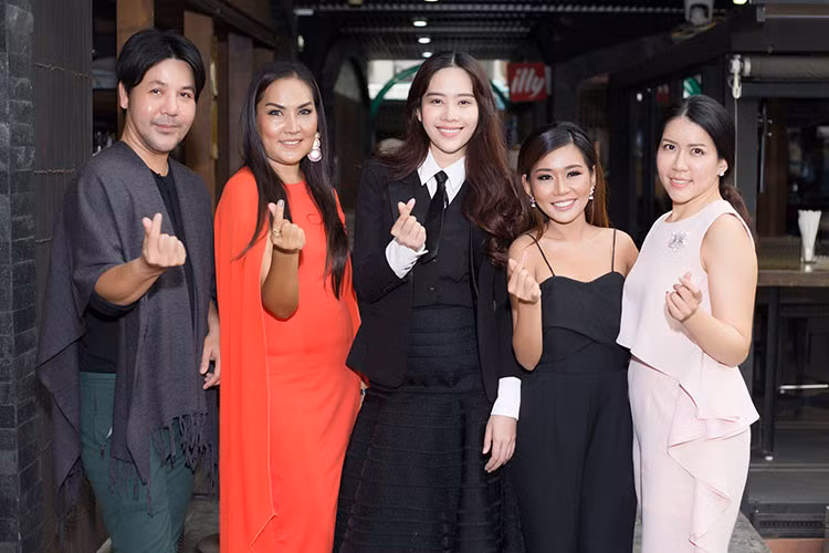 Cô chia sẻ, bài hát là một phần câu chuyện tình yêu của chính mình. Sau tất cả cô đang cố gắng dùng công việc và âm nhạc để quên đi những kỷ niệm buồn.