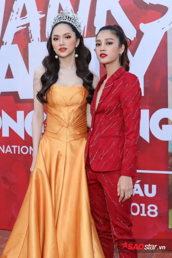 Mỹ Duyên cũng có mặt để chúc mừng đàn chị. “Trong năm nay, bằng hình thức nào đi chăng nữa, tôi cũng sẽ thực hiện cuộc thi này tại Việt Nam. Người chiến thắng tại Miss Tiffany’s sẽ đại diện Việt Nam tham dự Miss International Queen 2019” - Hương Giang nhấn mạnh.