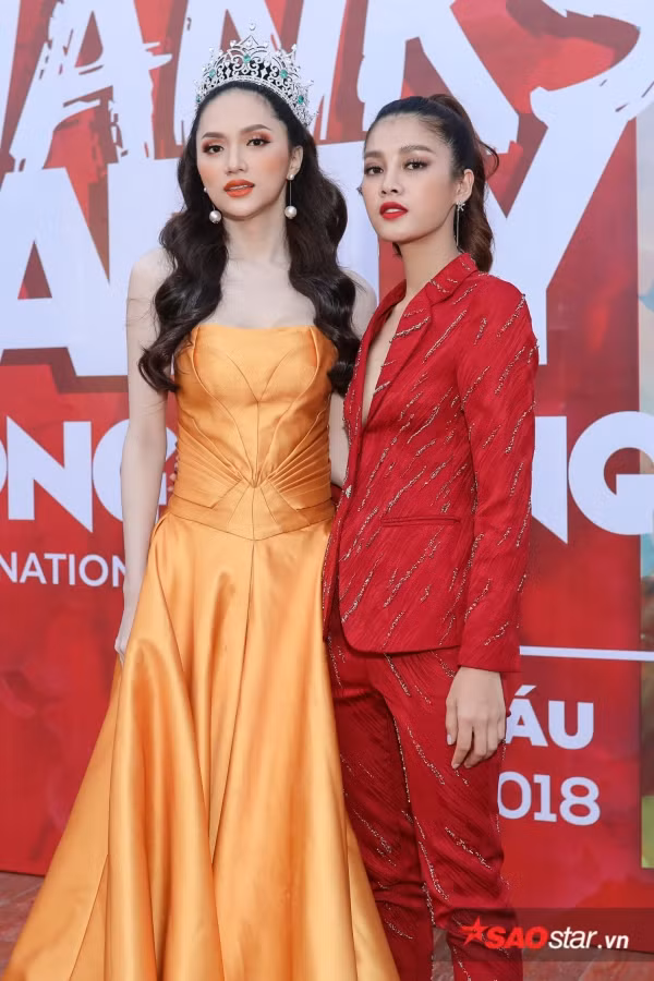 Mỹ Duyên cũng có mặt để chúc mừng đàn chị. “Trong năm nay, bằng hình thức nào đi chăng nữa, tôi cũng sẽ thực hiện cuộc thi này tại Việt Nam. Người chiến thắng tại Miss Tiffany’s sẽ đại diện Việt Nam tham dự Miss International Queen 2019” - Hương Giang nhấn mạnh.