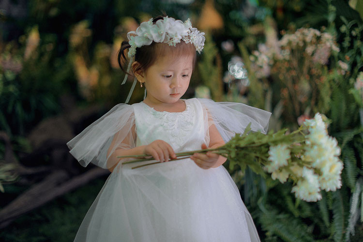 Về mái ấm của mình, Trang Trần cho biết, dù ông xã đang làm việc ở nước ngoài, nhưng cả hai vẫn thường xuyên liên lạc để chia sẻ mọi buồn vui trong cuộc sống cũng như cập nhật tình hình sinh hoạt, học tập của bé Kiến Lửa.